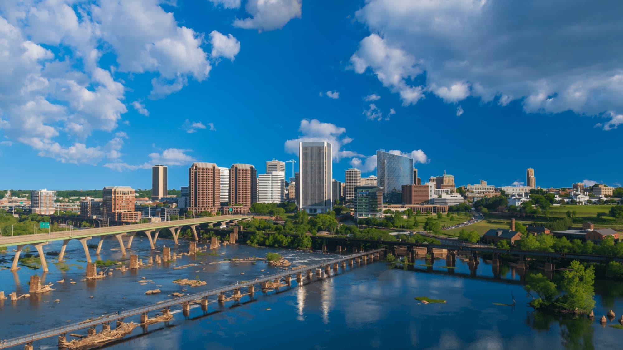 Aerial phtograph of Richmond, Virginia skyline 和 the James River