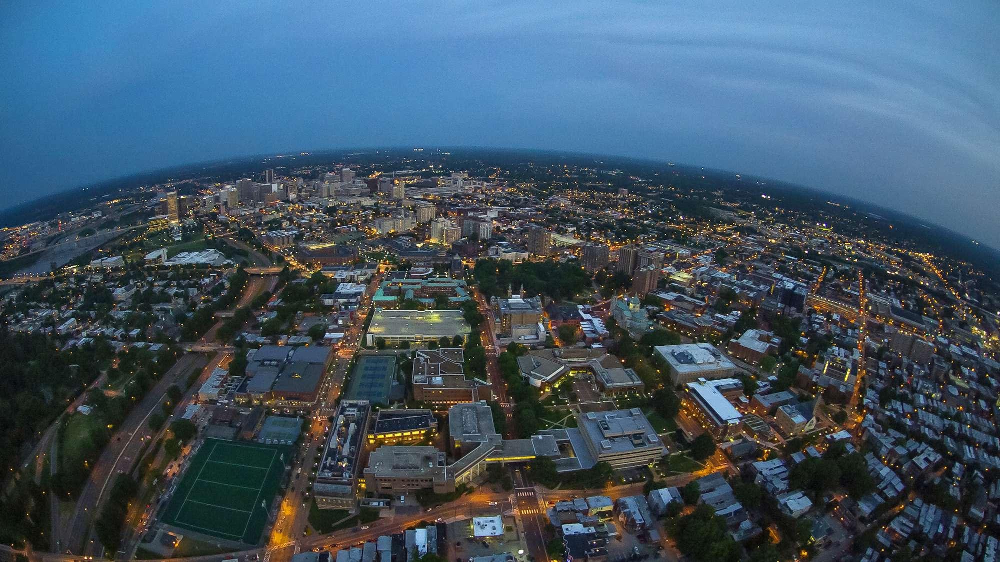 Photo showing an aerial view of 联邦 和 the Richmond, Virginia city skyline at night